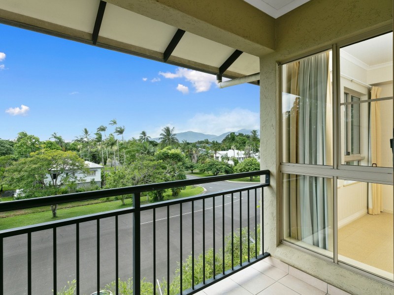 1813/2 Greenslopes Street, Cairns North QLD 4870