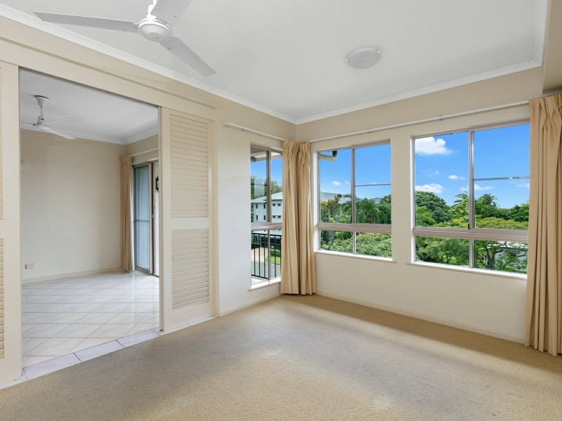 1813/2 Greenslopes Street, Cairns North QLD 4870