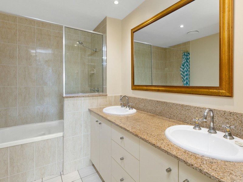 1813/2 Greenslopes Street, Cairns North QLD 4870