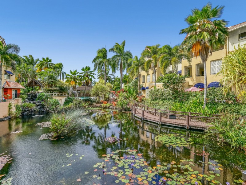 1813/2 Greenslopes Street, Cairns North QLD 4870