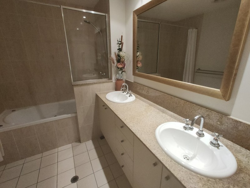 1212/2 Greenslopes Street, Cairns North QLD 4870