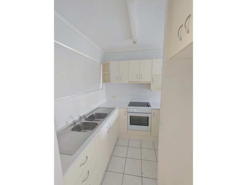 12/215 McLeod Street, Cairns North QLD 4870