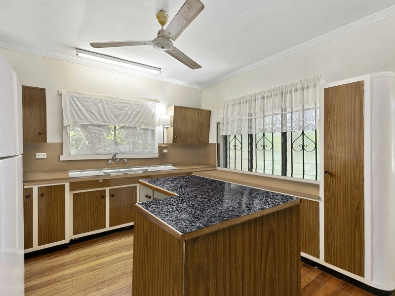 10 Chataway Street, Mooroobool QLD 4870