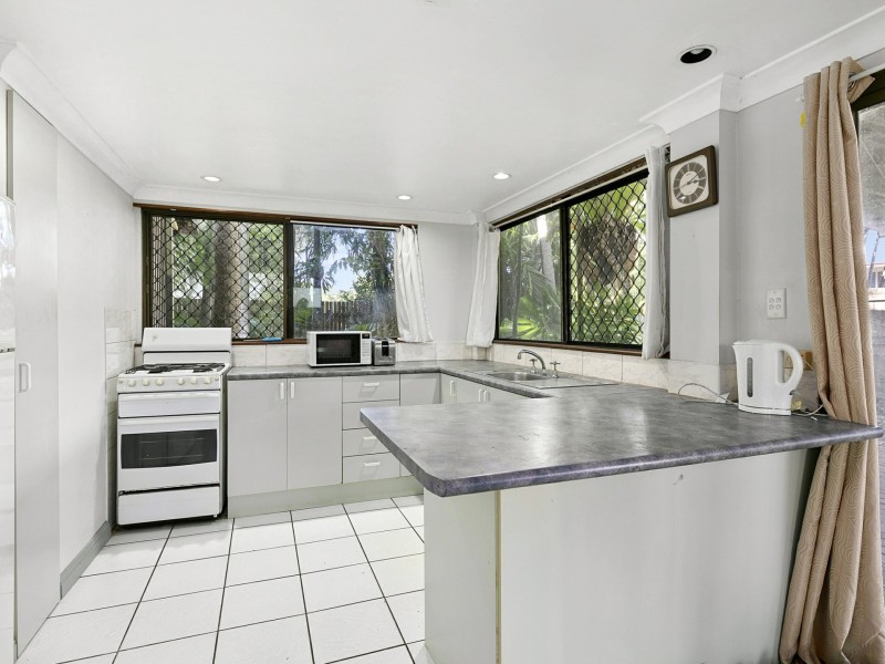 10 Chataway Street, Mooroobool QLD 4870