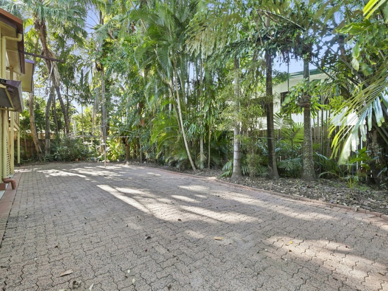 10 Chataway Street, Mooroobool QLD 4870