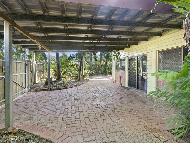 10 Chataway Street, Mooroobool QLD 4870