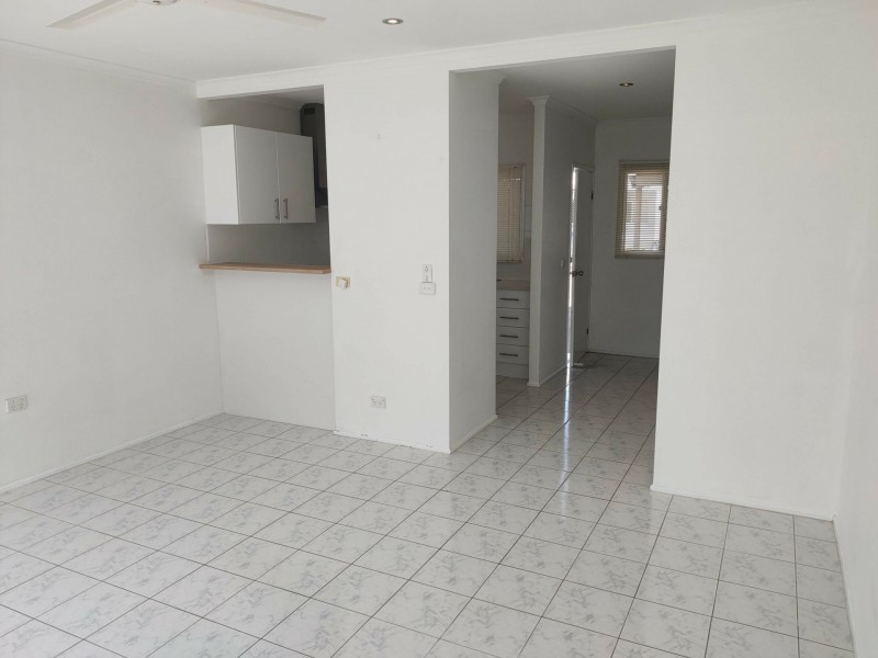 8/462 McCoombe Street, Mooroobool QLD 4870