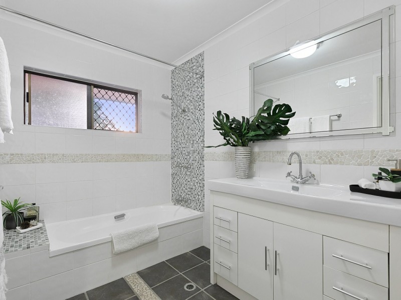 4 Arran Close, Edge Hill QLD 4870