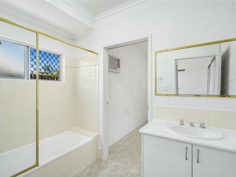 8 Dodd Court, Mooroobool QLD 4870