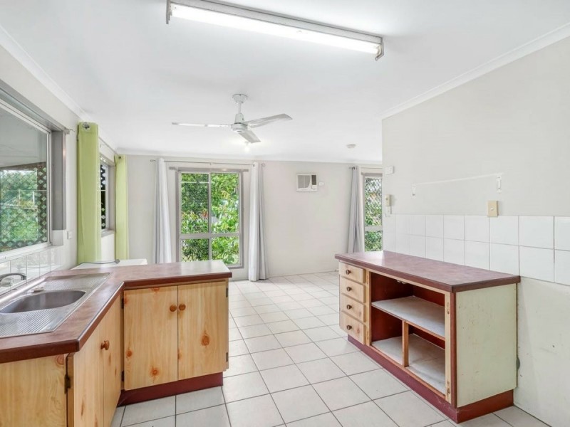 449 McCoombe Street, Mooroobool QLD 4870