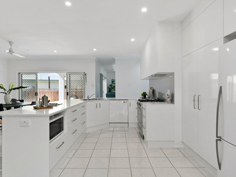32 Summer Hill Drive, Mooroobool QLD 4870