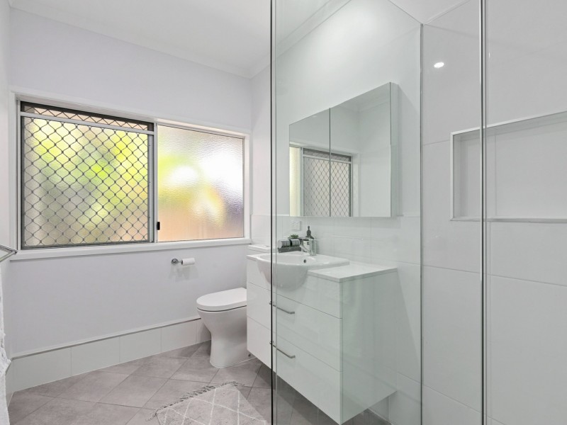 32 Summer Hill Drive, Mooroobool QLD 4870