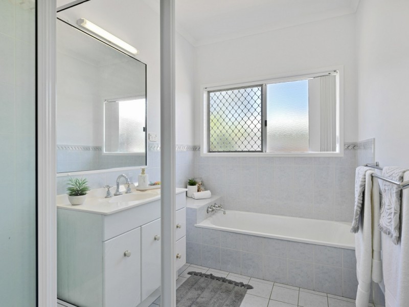 32 Summer Hill Drive, Mooroobool QLD 4870