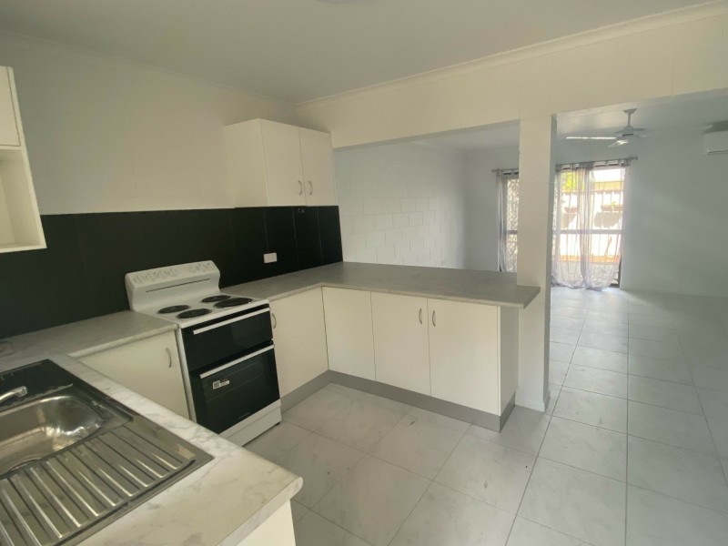 2/64 Pease Street, Manunda QLD 4870