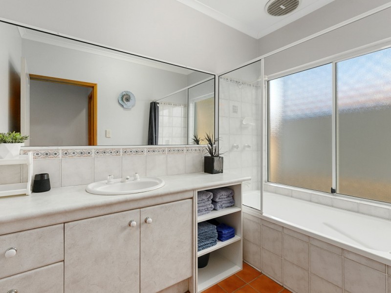 25 Majestic Street, Kamerunga QLD 4870