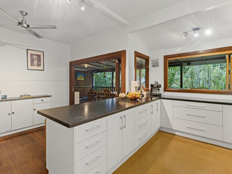 6 Draper Place, Whitfield QLD 4870