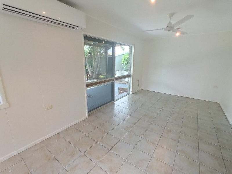 9 Smart Street, Mooroobool QLD 4870