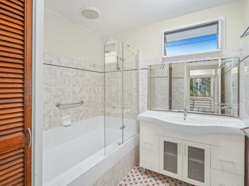 7 Sommerville Crescent, Whitfield QLD 4870