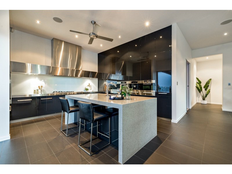 8 Knowles Street, Whitfield QLD 4870