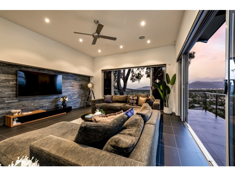 8 Knowles Street, Whitfield QLD 4870