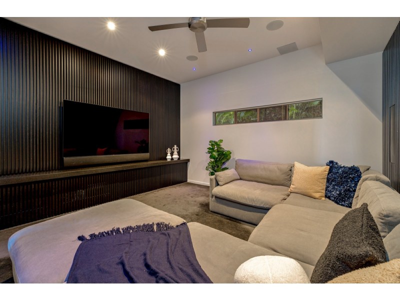 8 Knowles Street, Whitfield QLD 4870