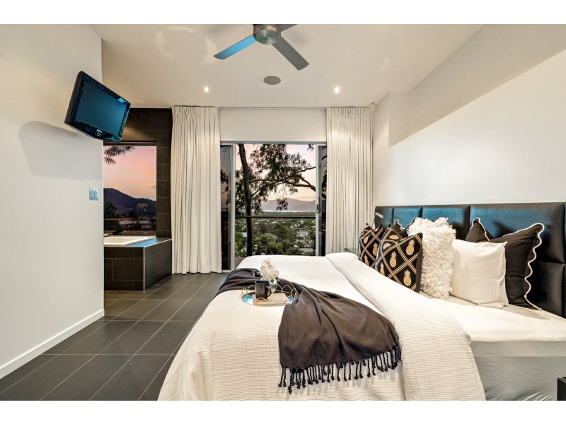 8 Knowles Street, Whitfield QLD 4870