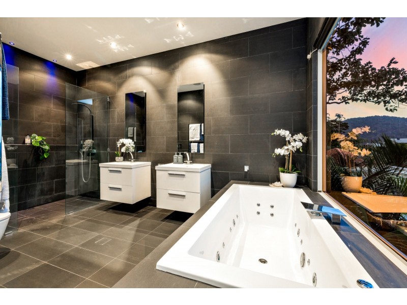 8 Knowles Street, Whitfield QLD 4870