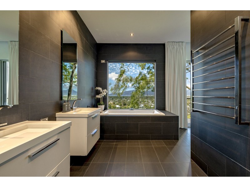 8 Knowles Street, Whitfield QLD 4870