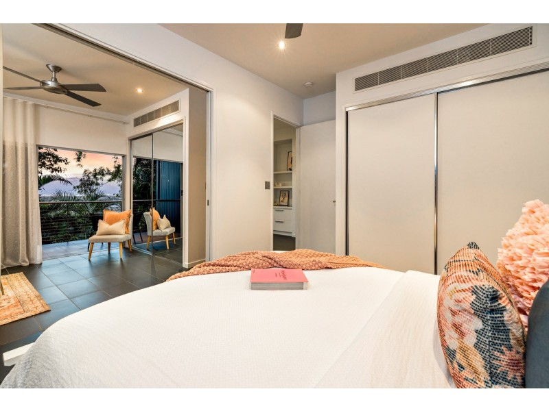 8 Knowles Street, Whitfield QLD 4870