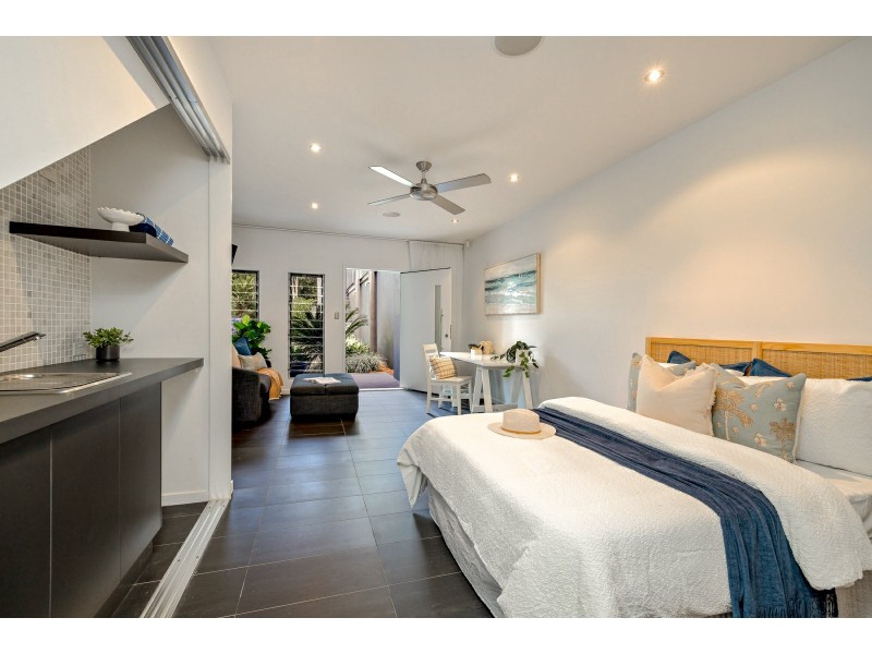 8 Knowles Street, Whitfield QLD 4870