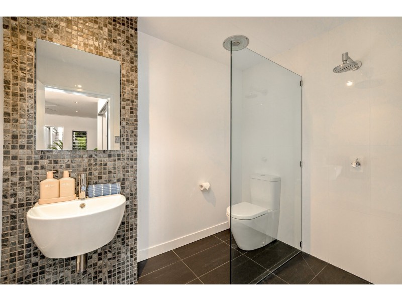 8 Knowles Street, Whitfield QLD 4870