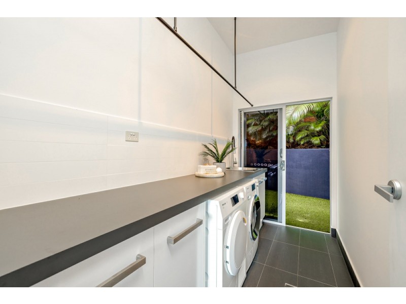 8 Knowles Street, Whitfield QLD 4870