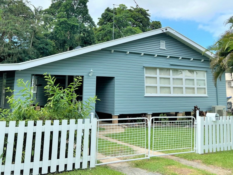 30 Nolan Street, Whitfield QLD 4870