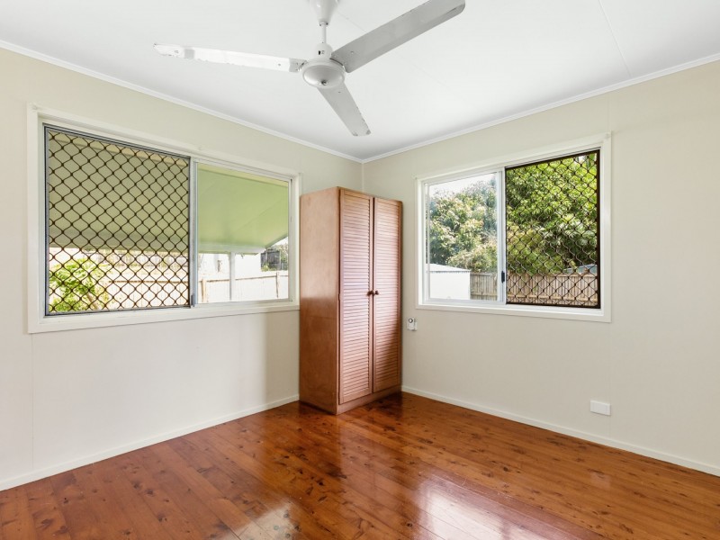 27 Marchant Street, Manoora QLD 4870