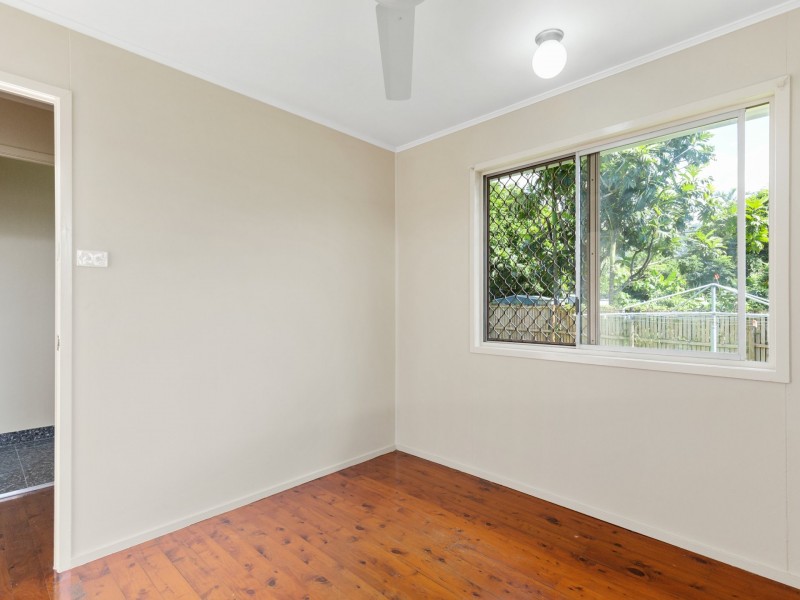 27 Marchant Street, Manoora QLD 4870