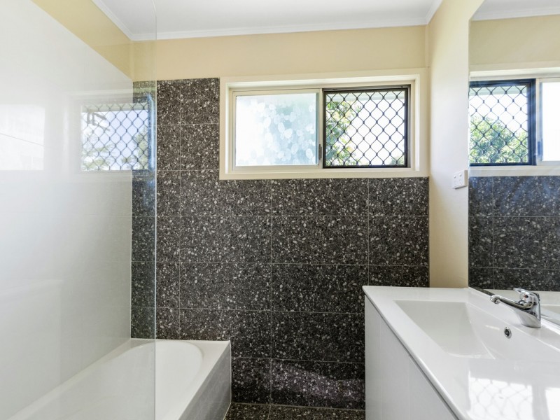 27 Marchant Street, Manoora QLD 4870