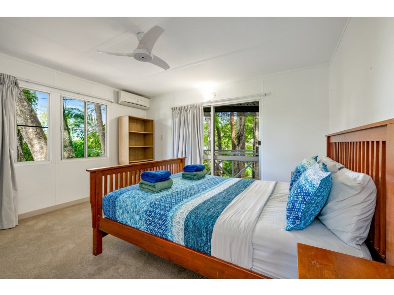 1 Mullins Street, Whitfield QLD 4870