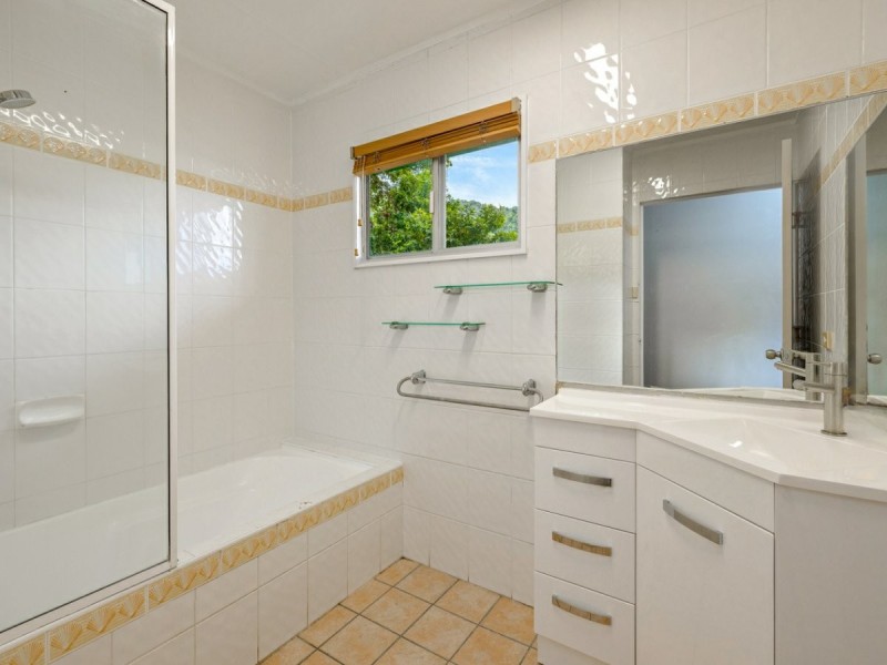 1 Mullins Street, Whitfield QLD 4870