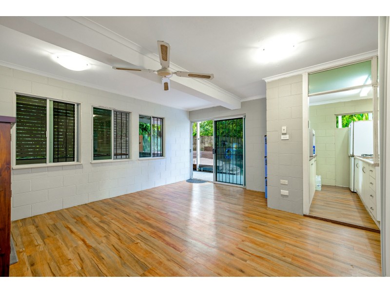 1 Mullins Street, Whitfield QLD 4870