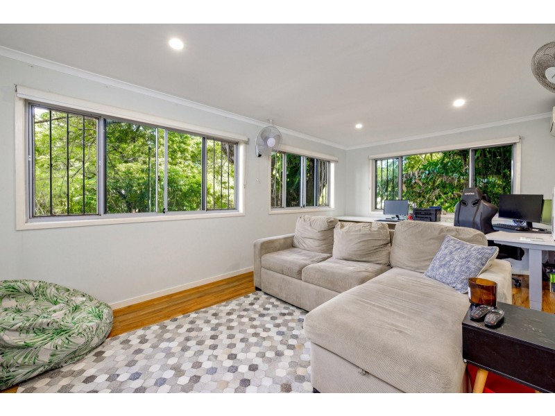 1 Mullins Street, Whitfield QLD 4870