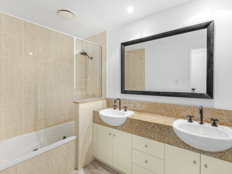 1122/2-10 Greenslopes Street, Cairns North QLD 4870