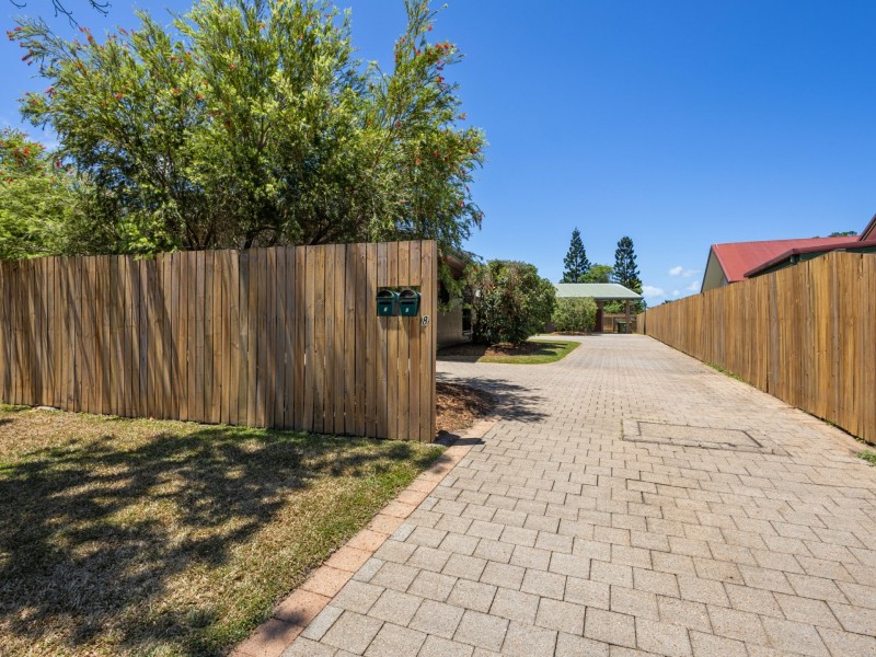 1 & 2/8 Kangaroo Street, Bentley Park QLD 4869