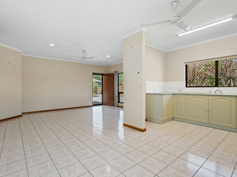 1 & 2/8 Kangaroo Street, Bentley Park QLD 4869