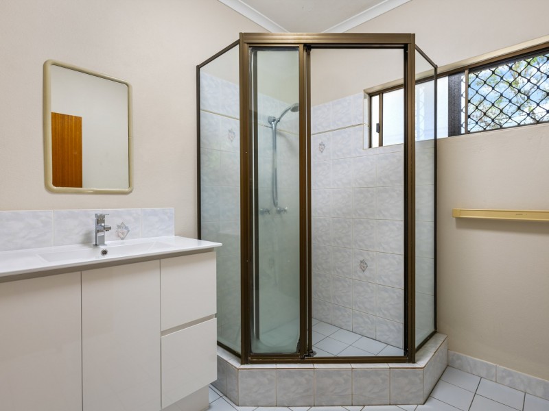 1 & 2/8 Kangaroo Street, Bentley Park QLD 4869