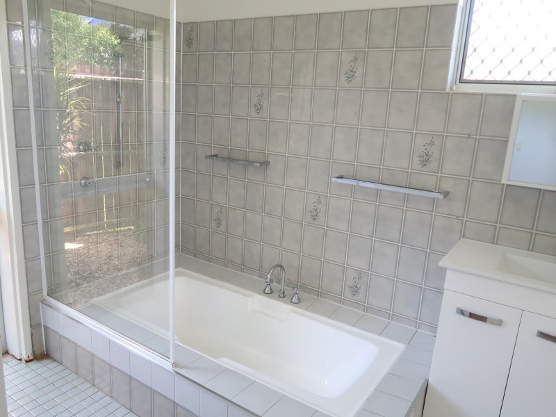 4 Fay Close, Brinsmead QLD 4870