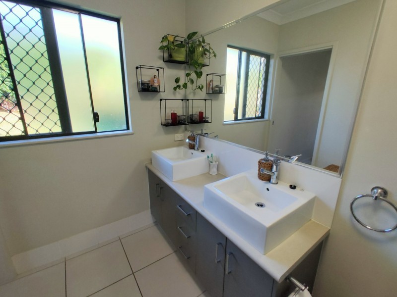 33 Hodkinson Street, Redlynch QLD 4870
