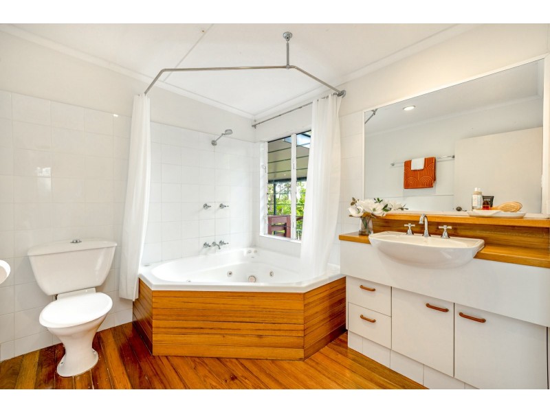 65 Hillview Crescent, Whitfield QLD 4870