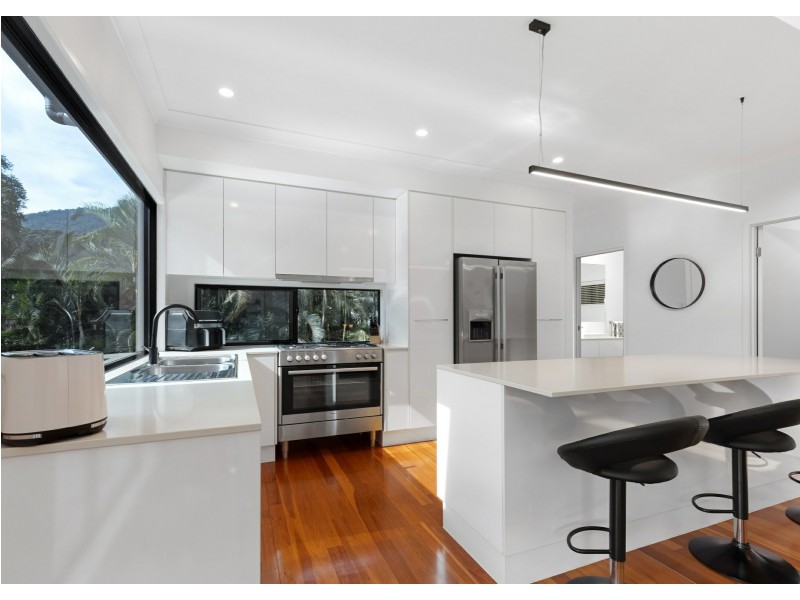 8 Stapleton Close, Redlynch QLD 4870