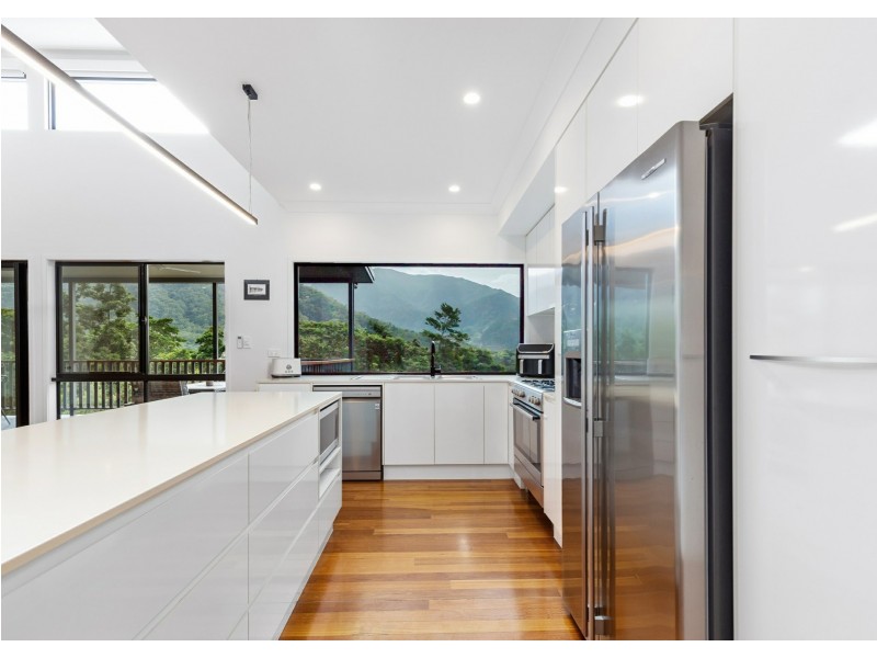 8 Stapleton Close, Redlynch QLD 4870