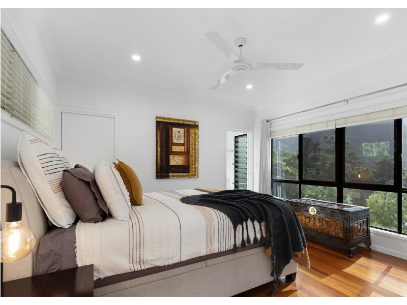 8 Stapleton Close, Redlynch QLD 4870